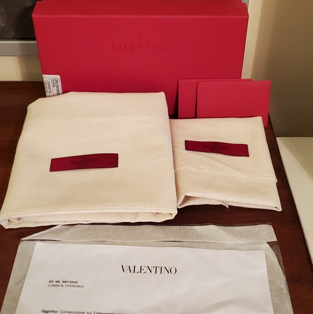 Valentino Garavani Bucket Bag with Rockstud Wallet - Picture 15 of 16